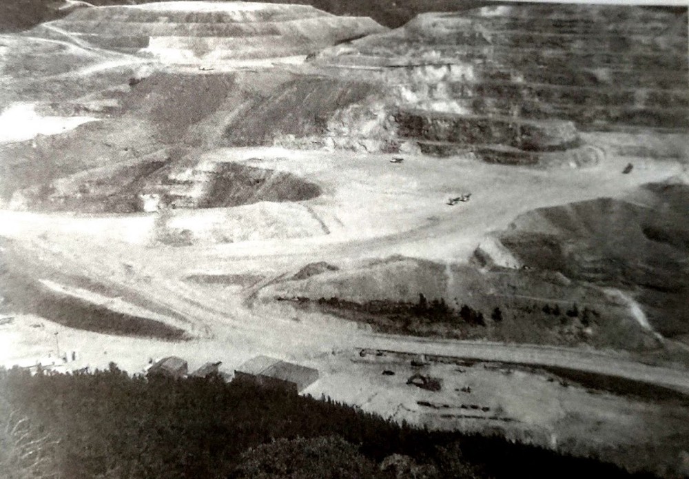 蒙大拿的佐特曼–藍斯機礦場，利用劇毒氰化物溶解礦石中的微量黃金，現已廢棄（截自《大崩壞》）