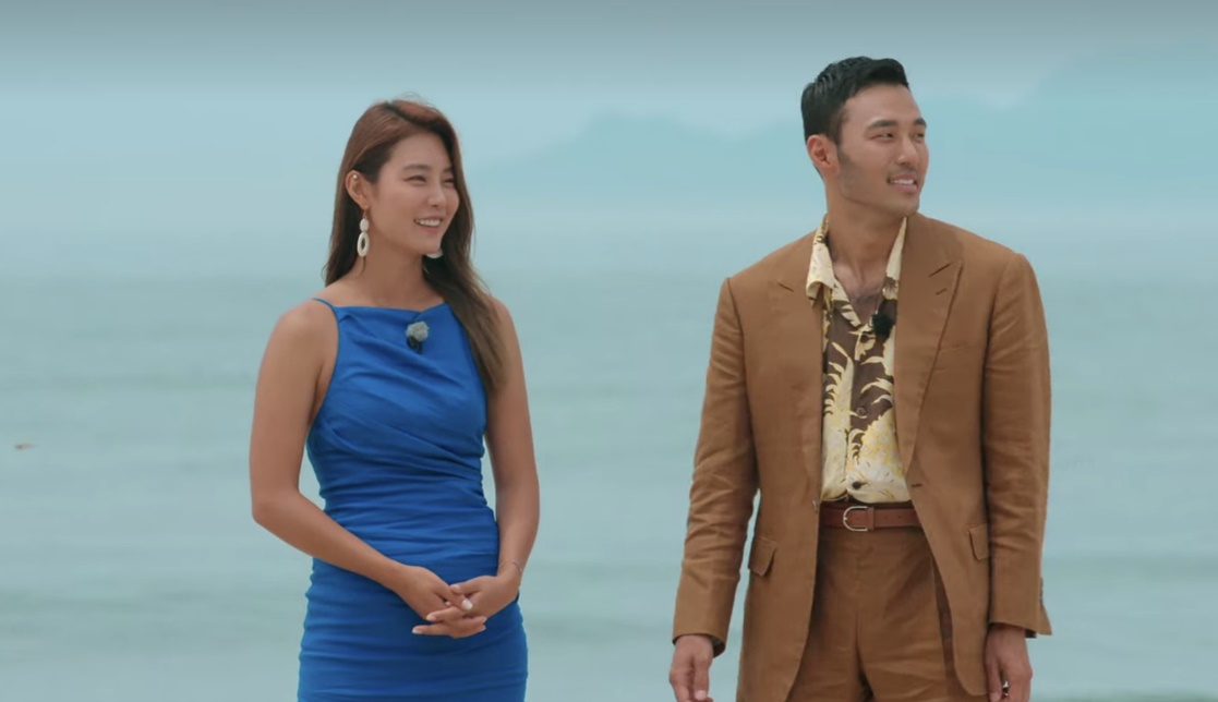 一張含有 個人, 室外, 直立的, 擺姿勢 的圖片
自動產生的描述