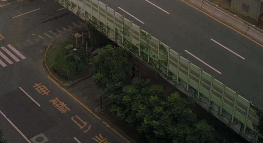 片中多次出現的橋下遠鏡頭視角（引用自IMDb）