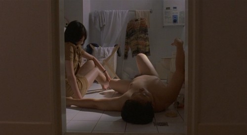 浴室昏倒的戲碼只有荒唐（引用自FILMGRAB）