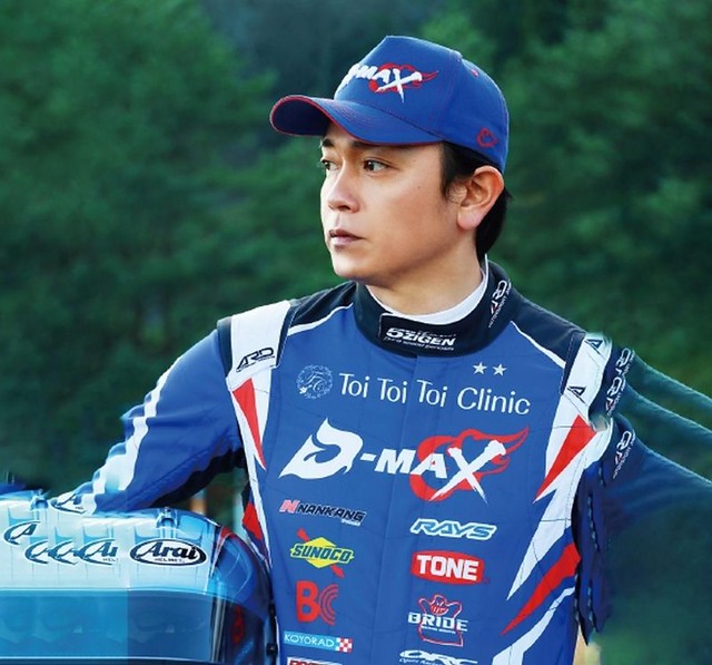 The movie posters & stills of Japanese Movie " 極速甩尾" （Alivehoon）will be lauching in Taiwan from Oct  14, 2022 onwards.