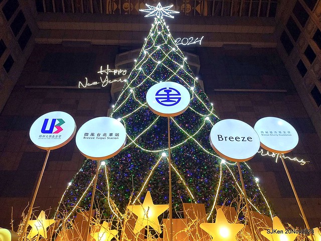 Taipei Christmas tree and street decoration series 1 --- Breeze department store sponsered Christmas tree at Taipe railway station, Taipei, Taiwan, Nov 20, 2023 by SJKen.