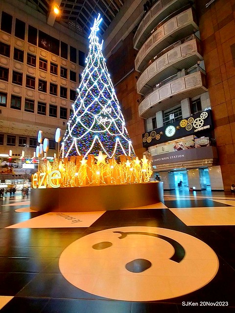 Taipei Christmas tree and street decoration series 1 --- Breeze department store sponsered Christmas tree at Taipe railway station, Taipei, Taiwan, Nov 20, 2023 by SJKen.
