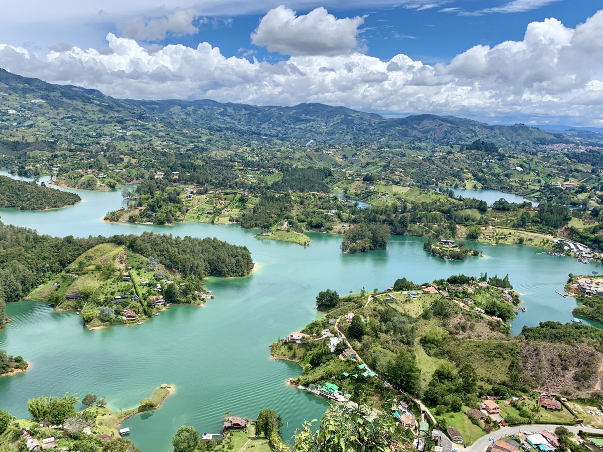 瓜塔佩巨岩(El Peñón de Guatapé)俯瞰瓜塔佩(Guatapé)