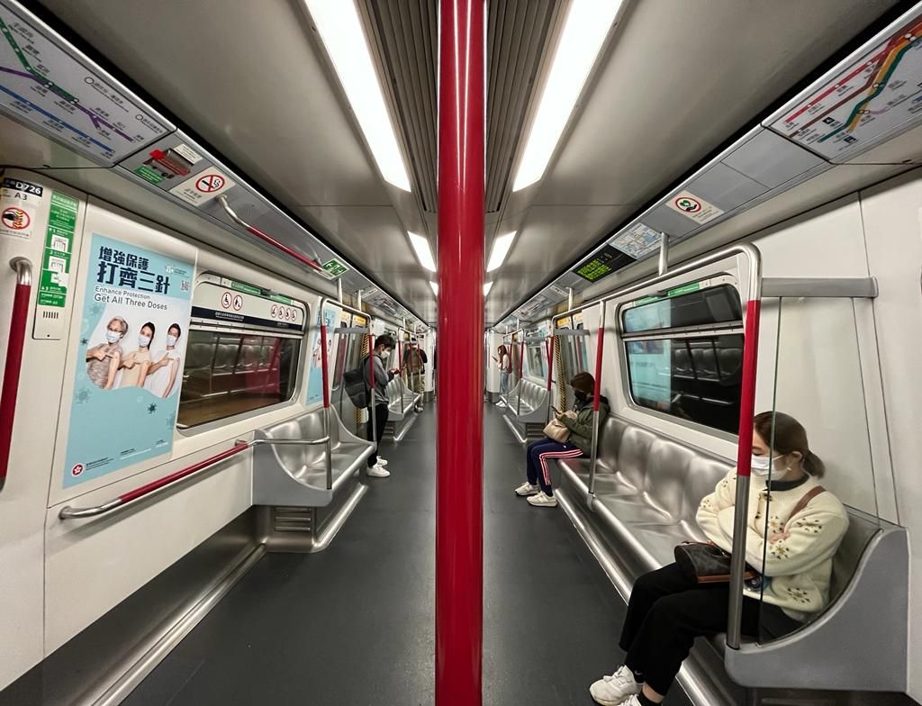 空蕩蕩的港鐵車廂